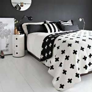 czarne ściany w sypialni, fot.: Eenigwonen.nl