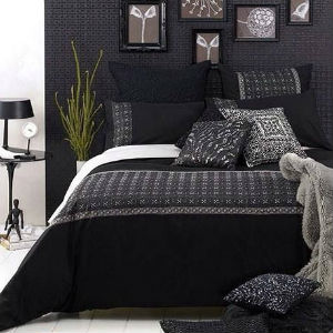 sypialnia i czarne ściany, źródło: tumbrl.com