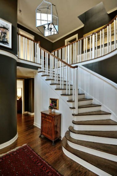 czarne ściany na klatce schodowej, fot.: Thpmas Jacobson Construction