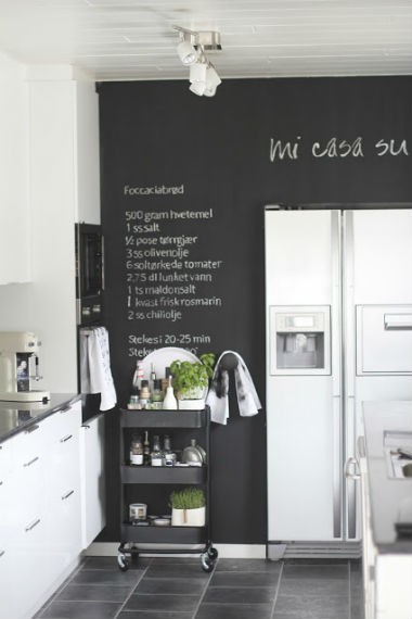 czarne ściany modne, fot.: Folg Bengtgarden