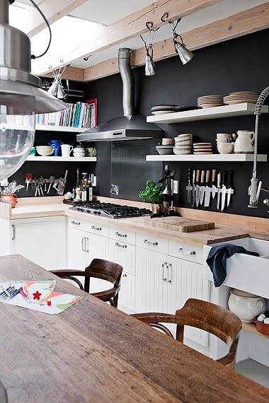 czarne ściany w aranżacji kuchni, fot.: Foodyhomes.com