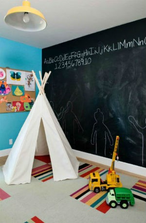 Czarna ściana w pokoju dziecka, fot.: J Manning Studio