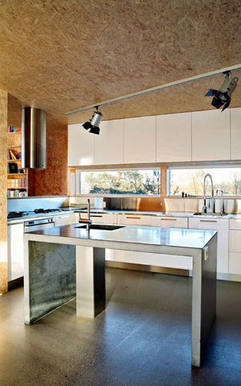 Sufit kuchenny wybity płytą OSB nadaje kuchni trochę industrialnego charakteru źr&oacute;dło: beinteriordecorator.com