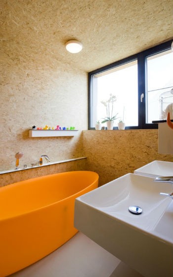 Ściany i sufit wybite płytami OSB, źr&oacute;dło: inspirerend.wonen.be