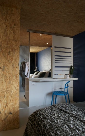 Sypialnia, w kt&oacute;rej ścianę i sufit wykończono płytą wi&oacute;rową źr&oacute;dło: muuuz.com