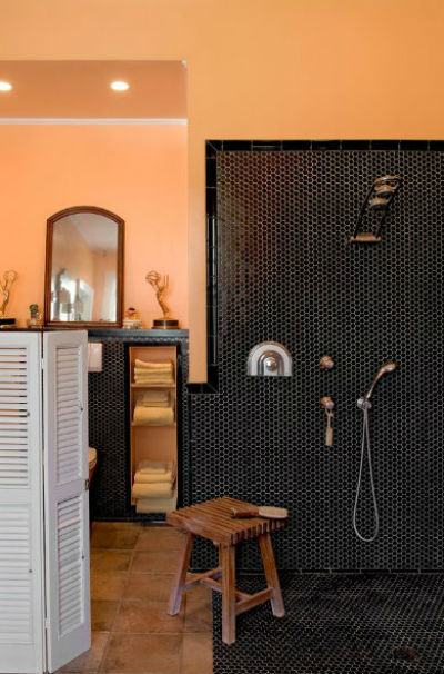 czarne ściany w mieszkaniu, fot.: Crisp Architects