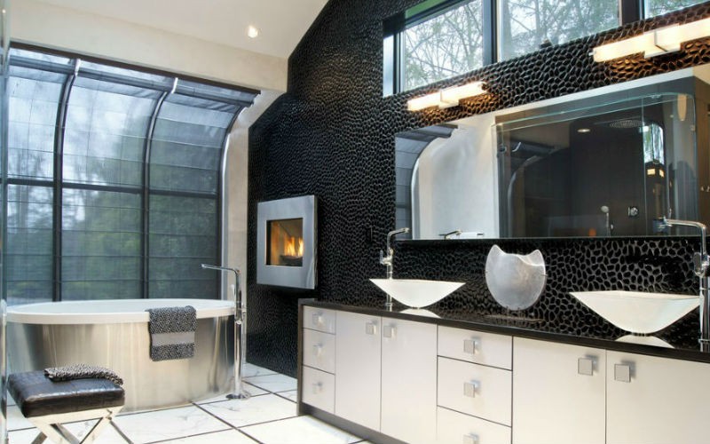 czarne ściany w łazience, fot.: Joseph Parisi Interiors