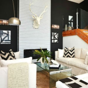 Czarna ściana w salonie, fot.: Dawna Jones Design