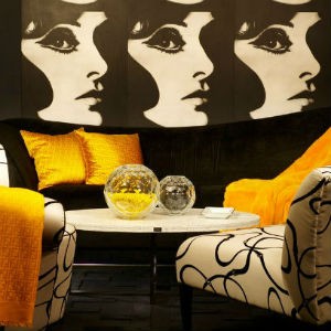 czarne ściany w salonie, fot.: Tracy Murdock Allied Asid