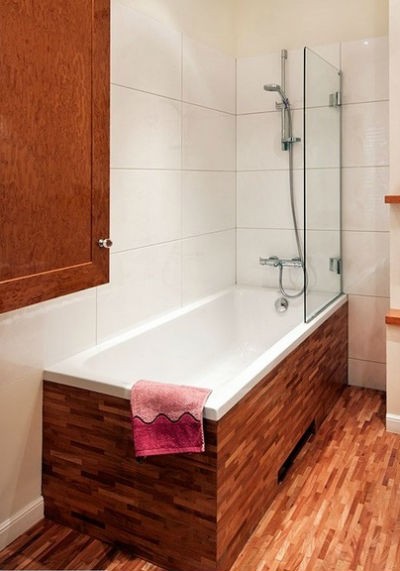 Drewno w łazience - na podłodze i ścianach, fot. Izabela Widomska