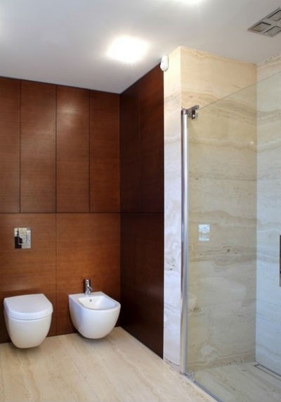 Drewno w łazience - na podłodze i ścianach, fot. RS Studio Projektowe