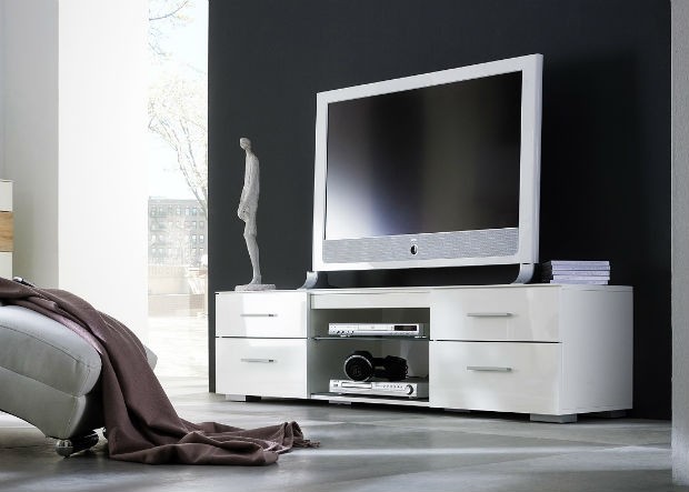 Białe meble w salonie