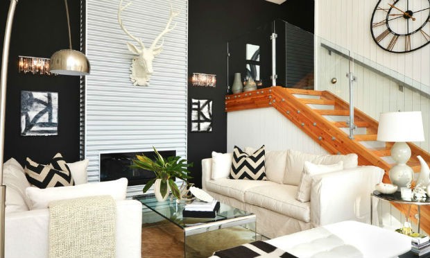 Białe i czarne ściany w salonie, fot.: Dawna Jones Design