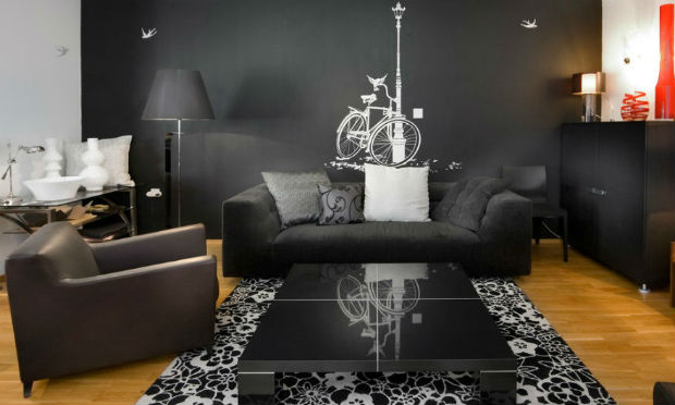 Czarna ściana w salonie, fot.: Elad Goen 