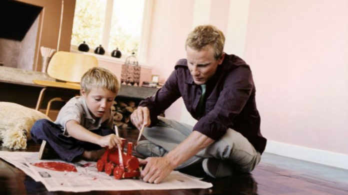 Czym pomalować drewniane zabawki dziecka?