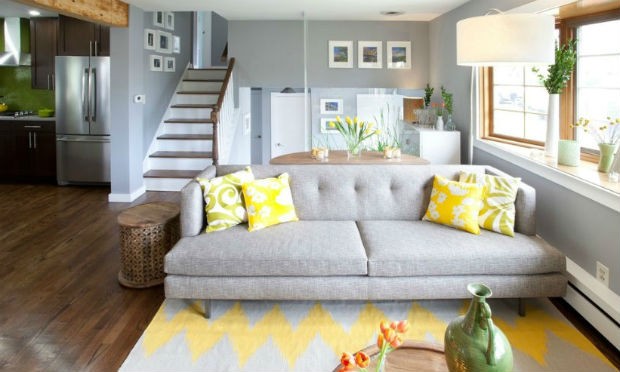 Szare ściany w salonie, fot.: Brunelleschi Construction