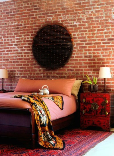 Cegła w sypialni, fot.: Amy Lau Design