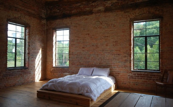 Czerwona, klasyczna cegła w sypialni  fot.: studiobina.com