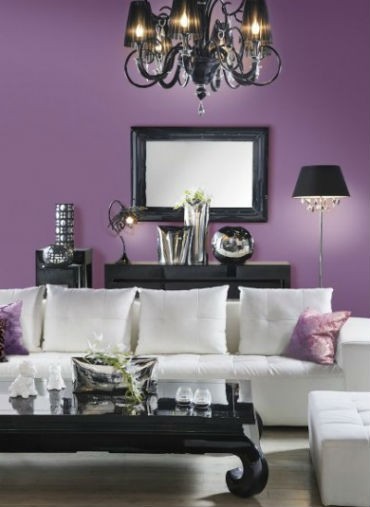 Fioletowe ściany w salonie, fot.: Śnieżka