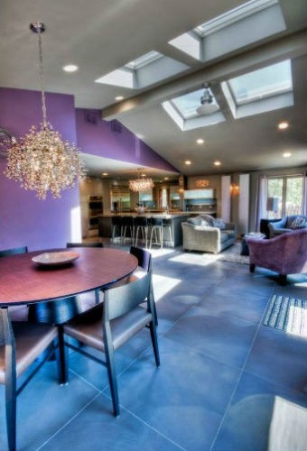 Fioletowa ściana w kuchni, fot.: JB Architecture Group