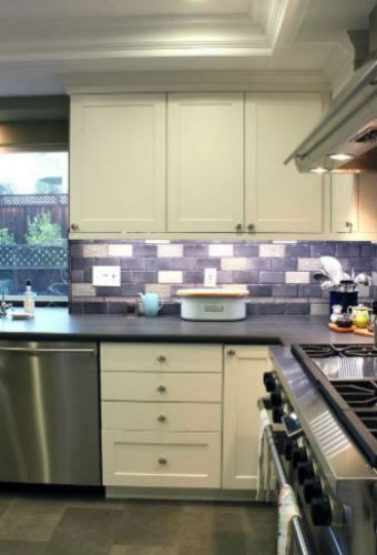 Fioletowe i białe płytki na ścianie w kuchni, fot.: Story and Space