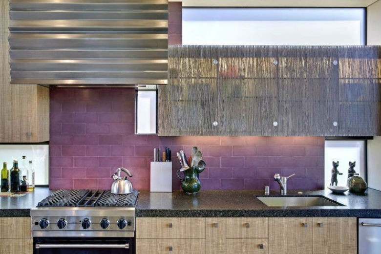 Fioletowe płytki w kuchni, fot.: Wa Design