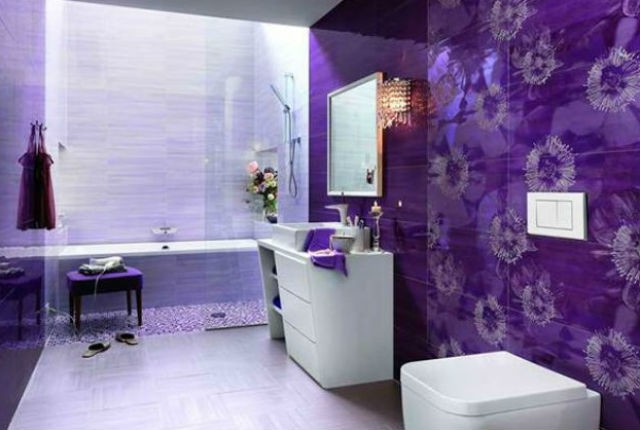 Fioletowa ściana w łazience, fot.: FAP