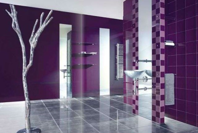 Fioletowa ściana w łazience, fot.: solarnovo.com