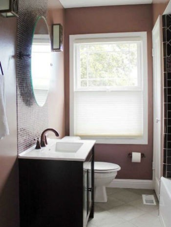 Fioletowo-wrzosowa ściana w łazience, fot.: Design and Color Guidance