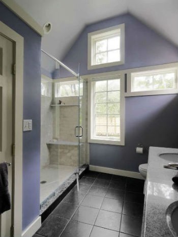 Fioletowa, a raczej jagodowa ściana w łazience, fot.: Susan Teare