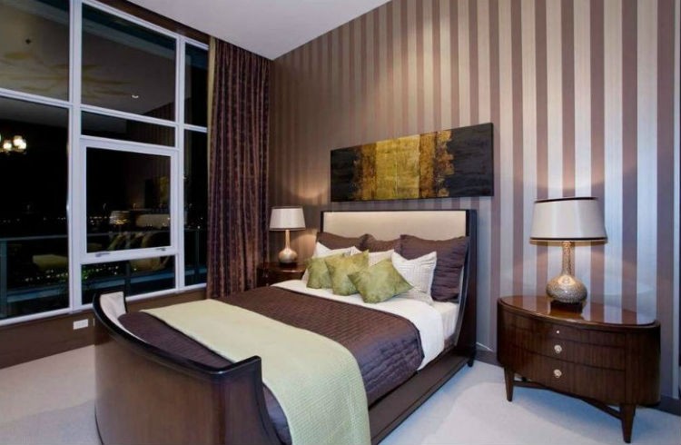 Tapeta we fioletowe pasy, fot.: Angela Todd Designs