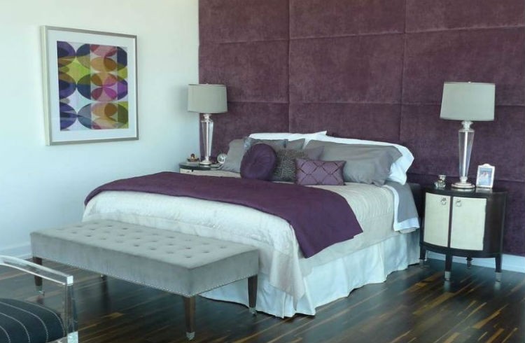 Fioletowa ściana w sypialni, fot.: Beth Wooke