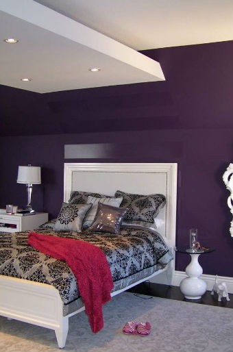 Fioletowa ściana w sypialni i białe meble, fot.: Nina Sobinina Design