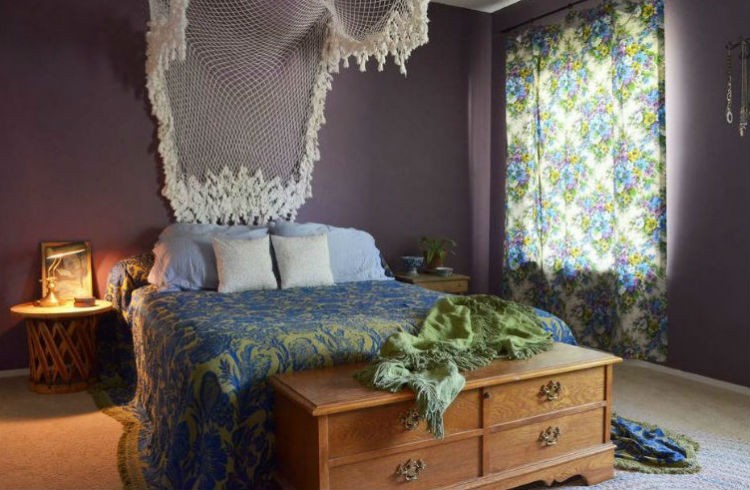 Fioletowa ściana w sypialni, fot.: Sarah Greenman