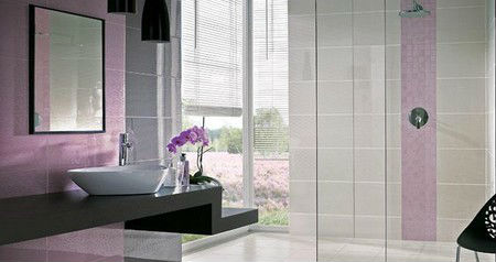 Fioletowe dodatki w łazience, fot.: Paradyż