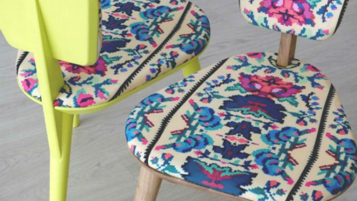 Tr&oacute;jnogie krzesła w modne obecnie etniczne wzory