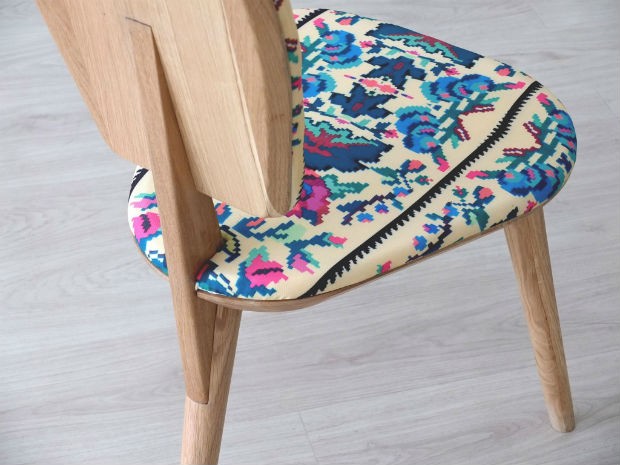Tr&oacute;jnogie krzesło w etniczne wzory