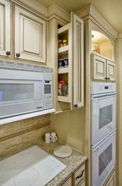 Pojemniki na przyprawy w wysuwanej szafce umieszczonej obok kucheni, fot.: Appeal Renovations Pojemniki na przyprawy w wysuwanej szafce umieszczonej obok kucheni, fot.: Appeal Renovations