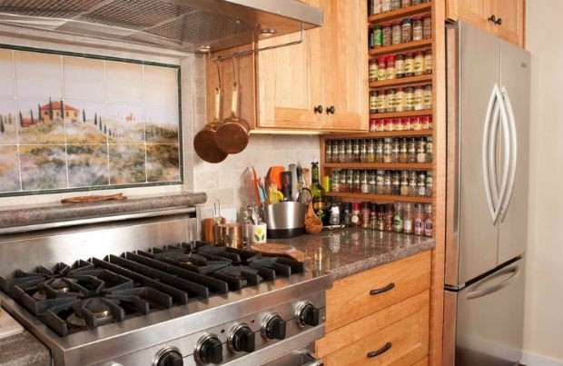 Pojemniki na przyprawy ustawione na specjalnych półkach, fot.: Discoverelite.com Pojemniki na przyprawy ustawione na specjalnych półkach, fot.: Discoverelite.com