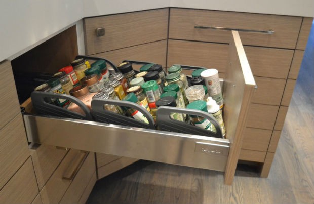 Pojemniki na przyprawy schowane w szufladzie, fot.: The Furniture Guild Pojemniki na przyprawy schowane w szufladzie, fot.: The Furniture Guild