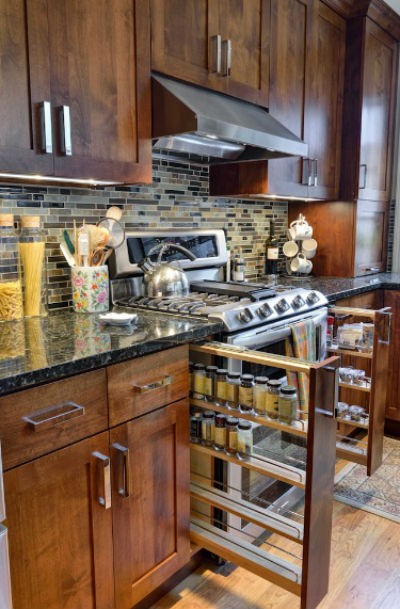 Pojemniki na przyprawy ustawione w wysuwanej szafce, fot.: Weidmann Remodeling Pojemniki na przyprawy ustawione w wysuwanej szafce, fot.: Weidmann Remodeling