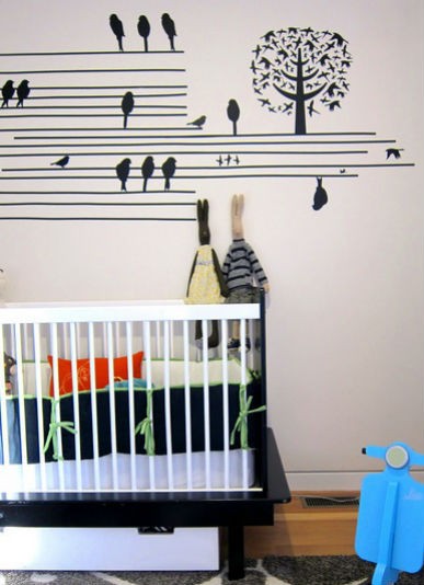 Białe ściany w pokoju dziecka i czarne dekoracje, fot.: Busybee Design