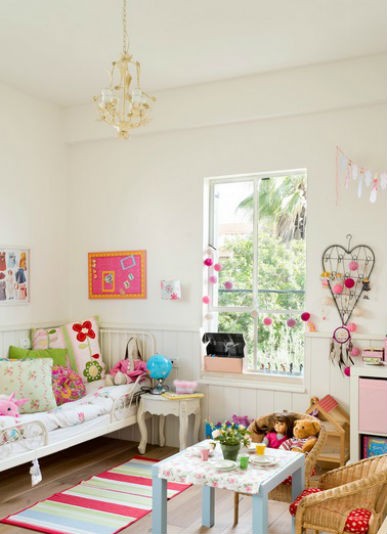 Białe ściany w pokoju dziecka, kolorowe dodatki, fot.: Davidie Rozin Architects