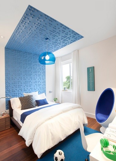 Białe ściany w pokoju dziecka i niebieskie dodatki, fot.: DKOR Interiors 