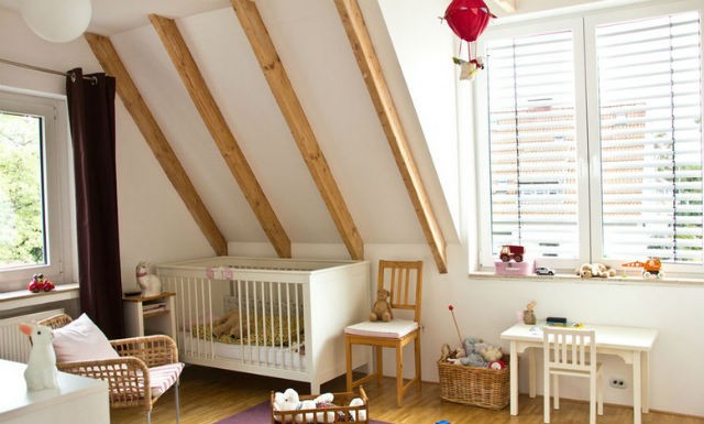 Białe ściany w pokoju dziecka, fot.: Lizandjewels.com