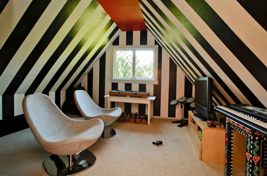 Czarno-białe pasy w pokoju młodzieżowym, fot.: Dennis Mayer 