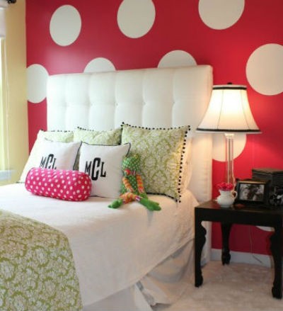 Czerwona tapeta w wielkie białe grochy, fot.: Emily A`Clark