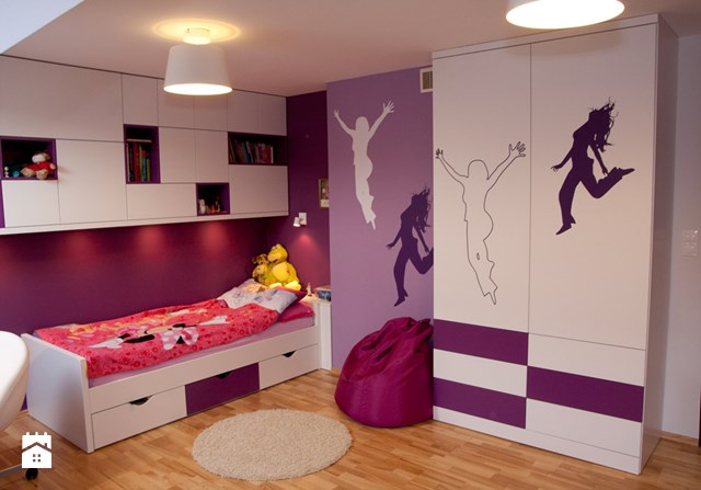 Fioletowe ściany w dziewczęcym pokoju, fot.: Studio Mebli Kurzela