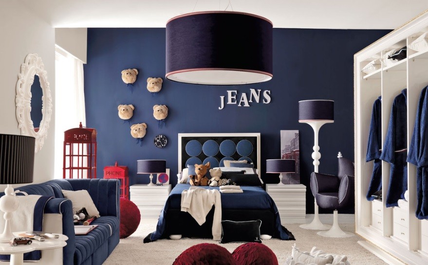 Granatowa ściana w pokoju dziecka, fot.: Floor Imagine Living
