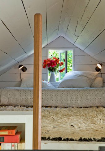 Czerwone kwiaty w sypialni, fot.: Jessica Helgerson Interior Design